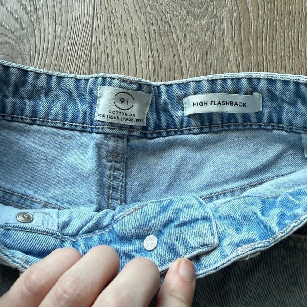 Cotton On High Rise Distressed Denim Shorts Light Wash Frayed Cutoff Size 6 - Picture 2 of 3